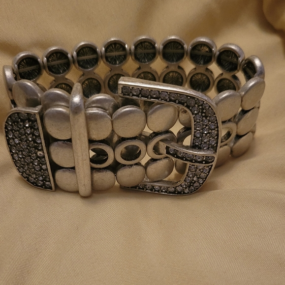 Buckle studded women's bracelet - Picture 3 of 3
